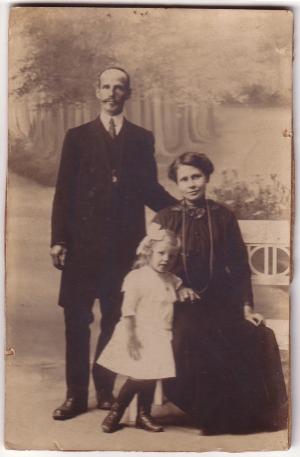 Simon Herman Heinrich van Kesteren en Annetha Maria van Leusden met dochter