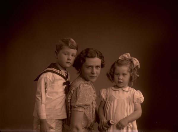 Johanna Adriana Wilhelmina Maria van Reenen met twee kinderen Bijleveld