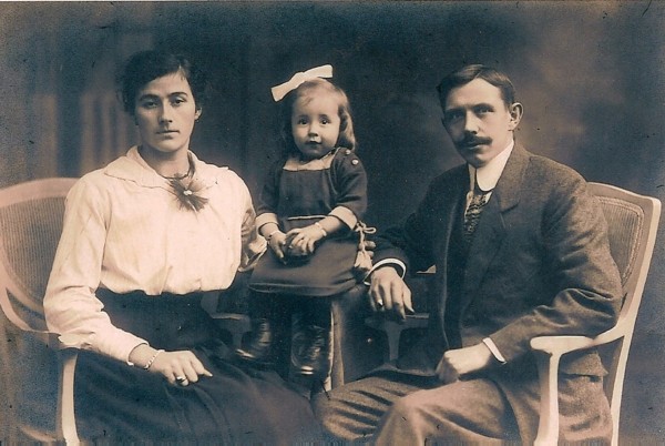 Aartje Lammertse en Gijsbertus Adriaan Glasius met hun dochter Jaantje Glasius