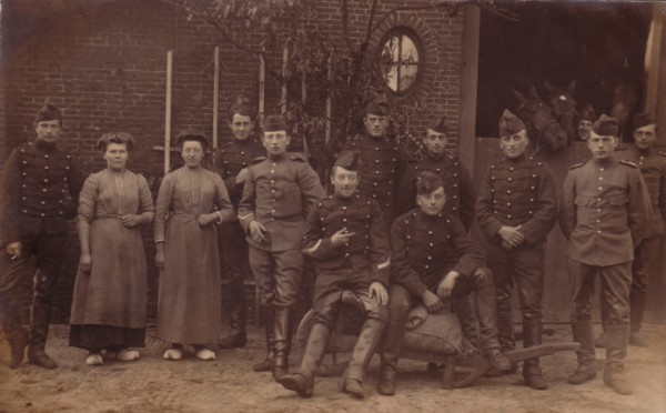 Groep militairen en Johanna Maria Koelen