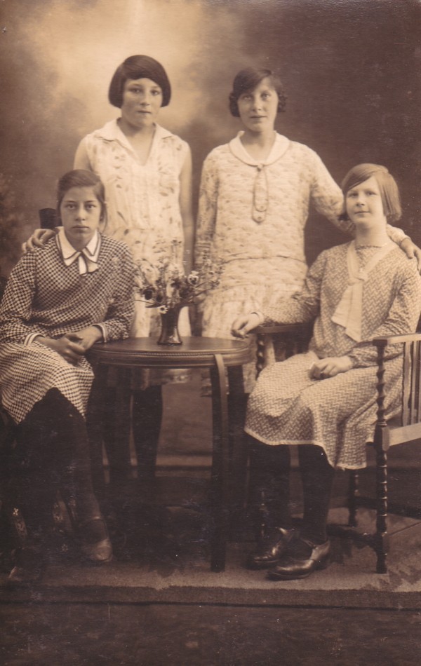 Alie van de Pol, Neeltje Koenen, Grietje Koenen en Bertha Elisabeth van Kempen