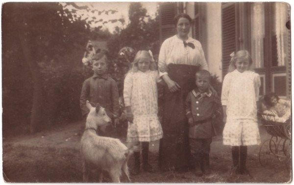 Teuntje Grootveld met haar kinderen Jan, Jean, Gerrit en Annie Lankhorst