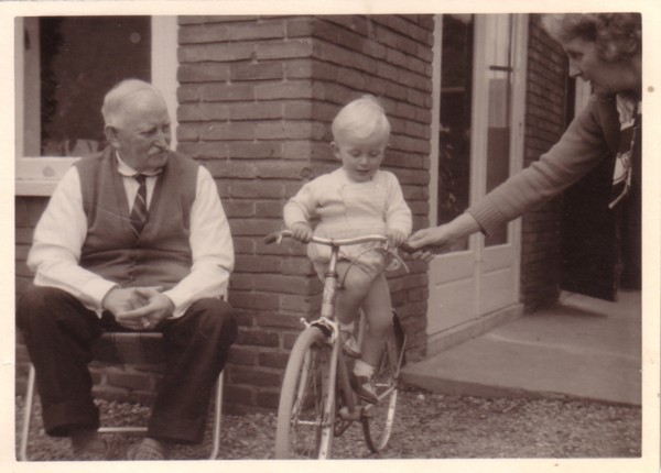 Albert van der Schagt met achterkleinzoon Hans Vermeij en dochter Alberta van der Schagt