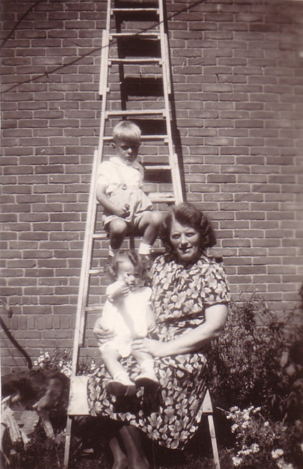 Feijtje Hornsveld met kleinkinderen Jan van Ginkel en Feike van Ginkel