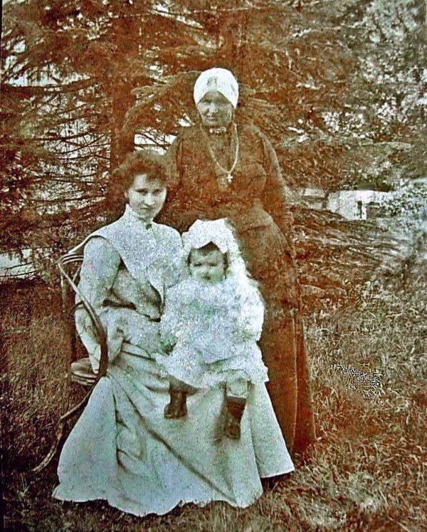 Gerritje Hilhorst met dochter Anna Martina de Zwart en moeder Wilhelmina de Bruin