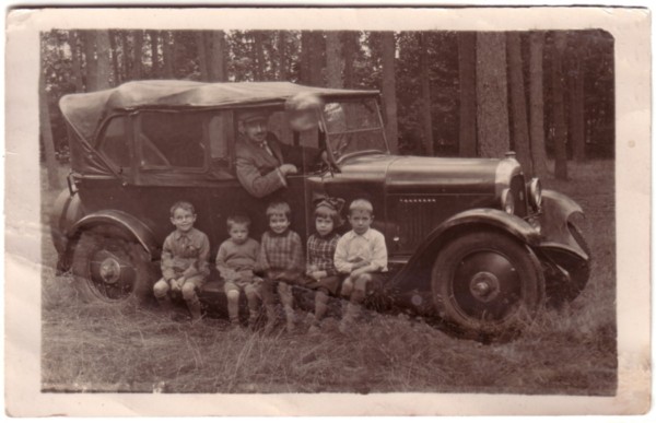 Gerardus Johannes Schmidt met kinderen in zijn 1e Ford