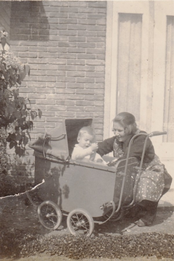 Everdina Ravenhorst met haar zoon Adrianus Pieter Jacobus Rademaker