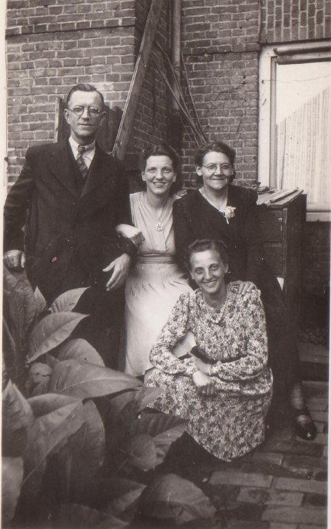 Louis Ravenhorst en Johanna Hendrika Muller met dochters Anna Elisabeth en Gijsbertje