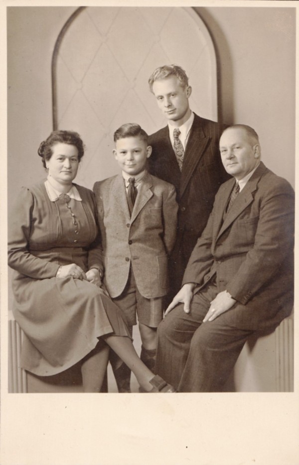 Hendrika Limper en Karel Bieshaar met kinderen Nico en Piet.
