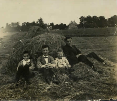 Herman Wouterus Hilhorst met 3 jongens in een hooiberg
