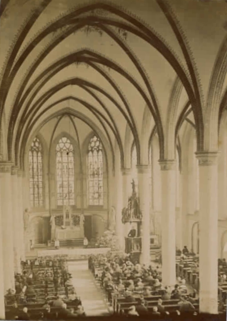 Interieur R.K. Nicolaaskerk aan de Kerkstraat in Baarn