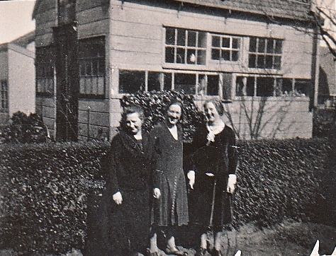 Elisabeth Margaretha Maria Elzendoorn met dochters Wies of Margo en rechts Coba van Klaarwater