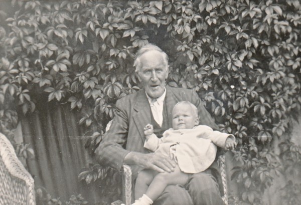 Johannes Wilhelmus van Klaarwater met kleinkind