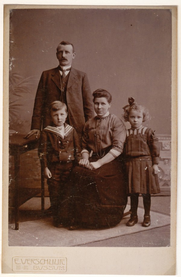 Jacobus Petrus van Ommen en Aukje Bouma met kinderen Cornelis en Geertje