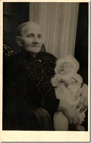 Harmina Kleinburink en kleindochter Hellen van Otterlo