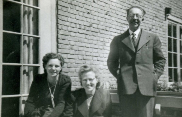 Mevr. Van de Riet, Johanna Wilhelmina Akkerman en Nn van de Riet