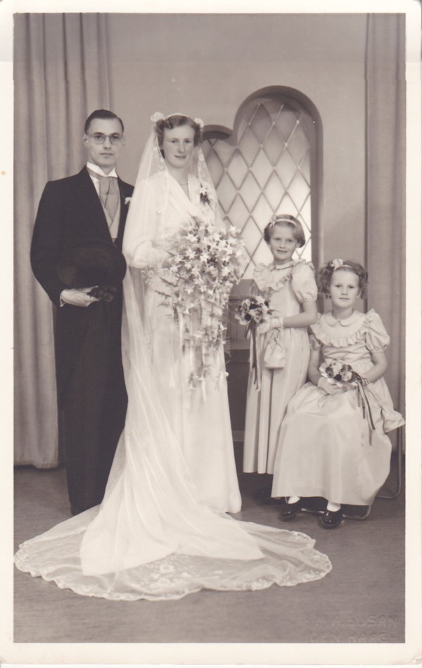 Jacob Mooij en Gijsbertha Maria Doorn met twee bruidsmeisjes