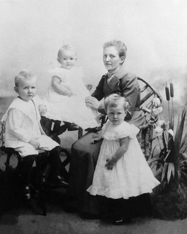 Sophia Buitink met kinderen Herman, Alida en Susanna van Dijk