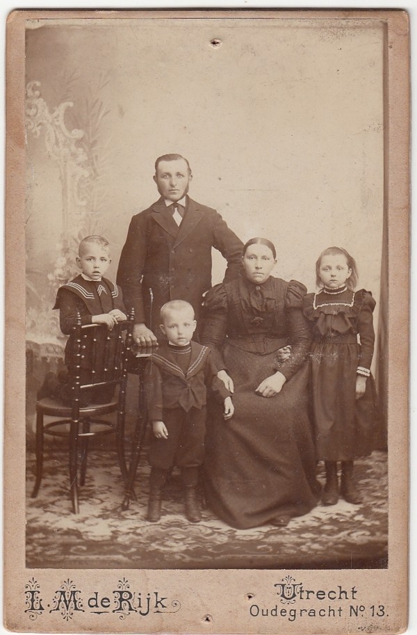 Jacob van Maanen en Gijsbertje Bosveld met kinderen