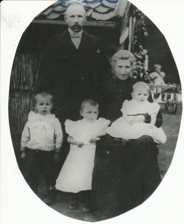Gerard van Vliet en Jannetje van Logchem met hun kinderen