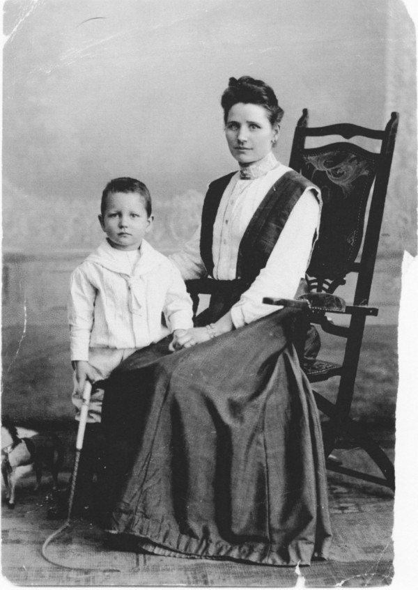 Hendrika Marianne Bon en haar zoon Frederik Christiaan Philips