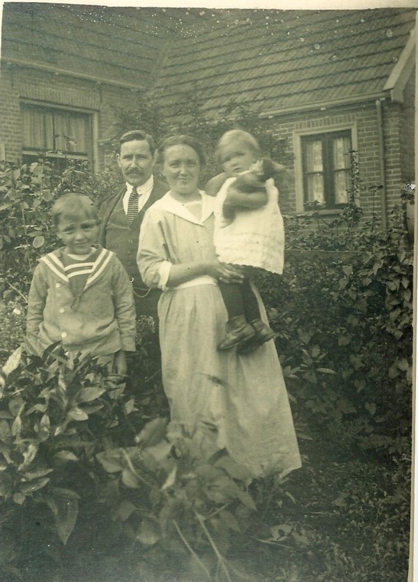 Jan Hendrik Willem Bon en Geertje Noltes met kinderen