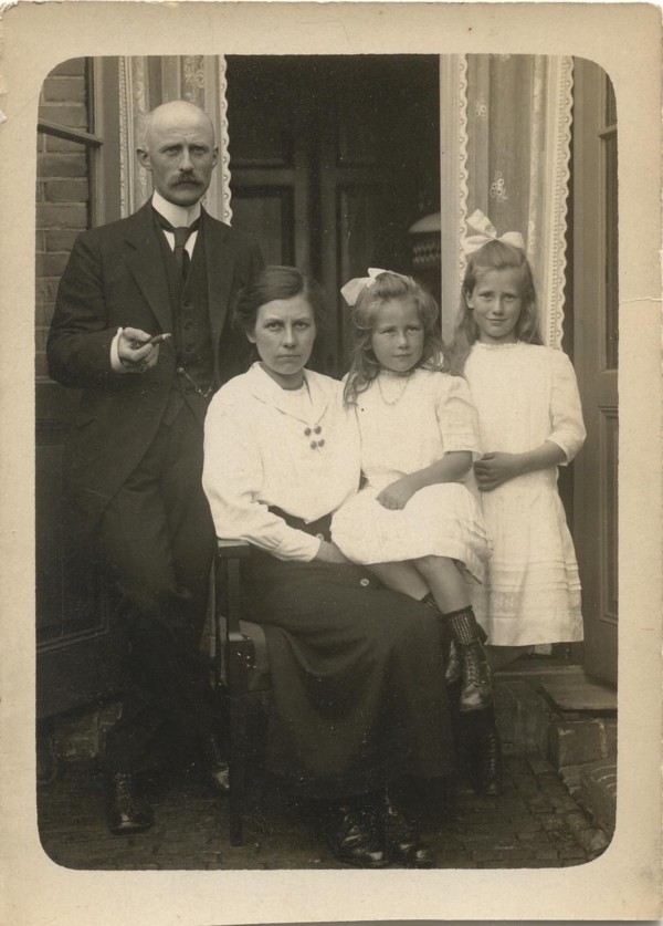 Gerrit van den Broek en Hendrika Johanna Albert de la Bruhéze, waarschijnlijk met kinderen