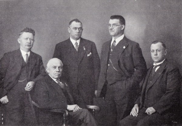 Hermanus Kroon, J. Smit, Willem Leduc, Jan Deijs en Jacobus Johannes Koops oudgedienden Crescendo