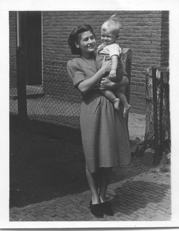 Johanna Rebekka van den Brakel, met zoon Albert van den Broek