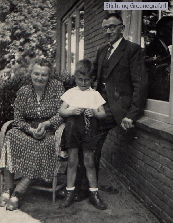 Goris Verburg met grootouders Evert Jan van der Flier en Clara de Zoete