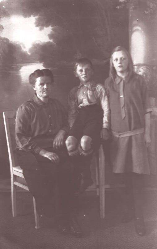 Wilhelmijntje van den Broek met haar kinderen Gerrit Hendrik en Rijkje van der Schagt