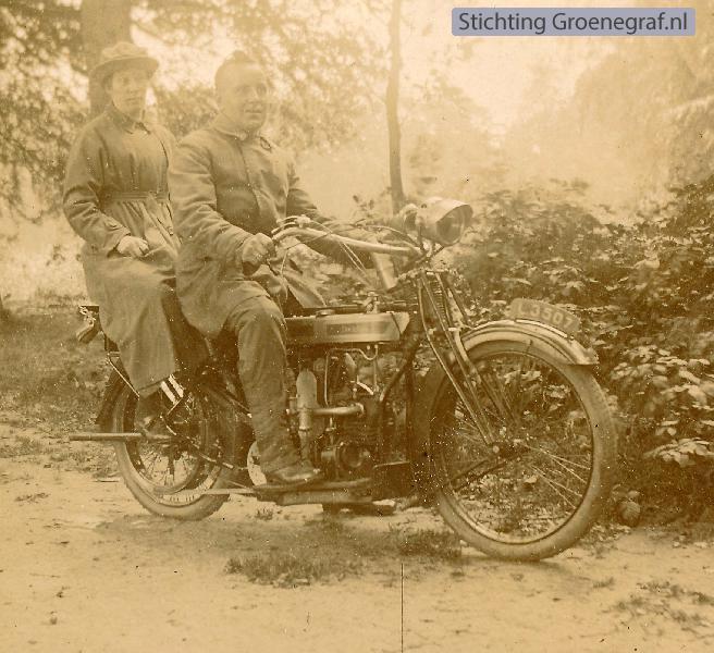 Willem Johannes Timmer en Elberdina Haks op de motorfiets