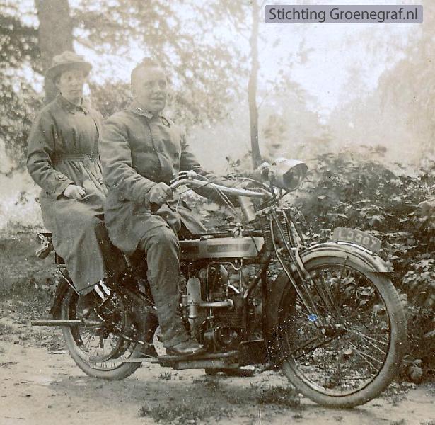 Willem Johannes Timmer en Elberdina Haks op de motorfiets
