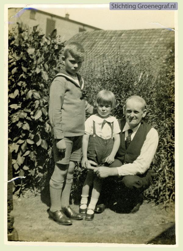Johan Pieter Gros met 2 kleinkinderen
