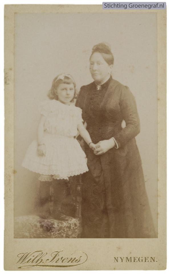 Cornelia Reijers en haar kleindochter Cornelia van Ketwich Verschuur