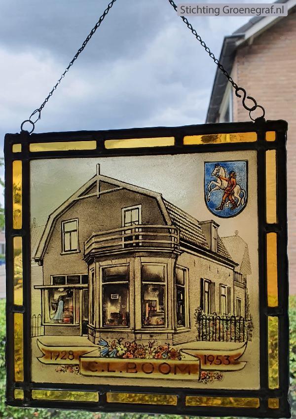 Gebrandschilderd glaswerk van kruidenierszaak Cornelis Leendert Boom