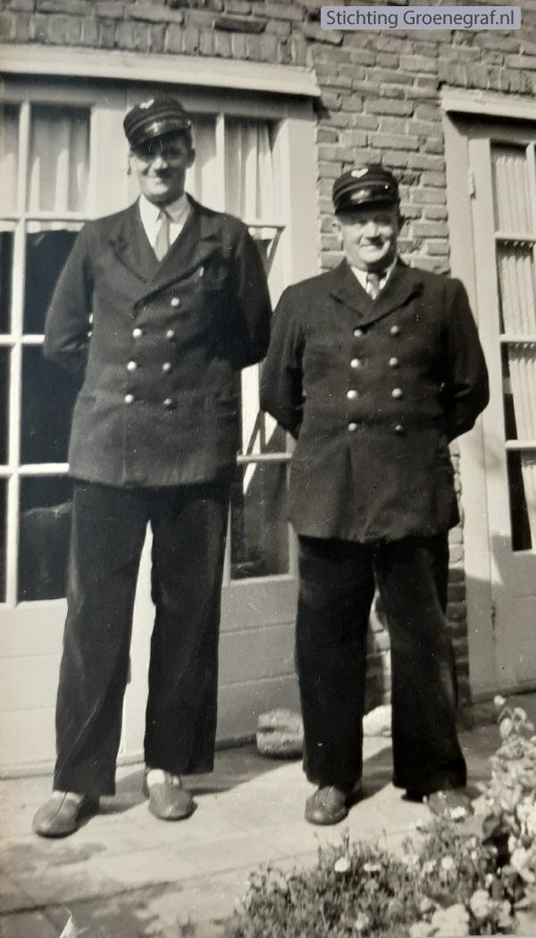 Johannes van Dijk en vader Evert van Dijk beiden bij de NS
