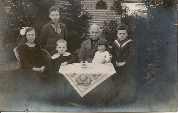 Cornelia de Kleijn met haar kleinkinderen Adri, Max, Cees, Ria en Dirk