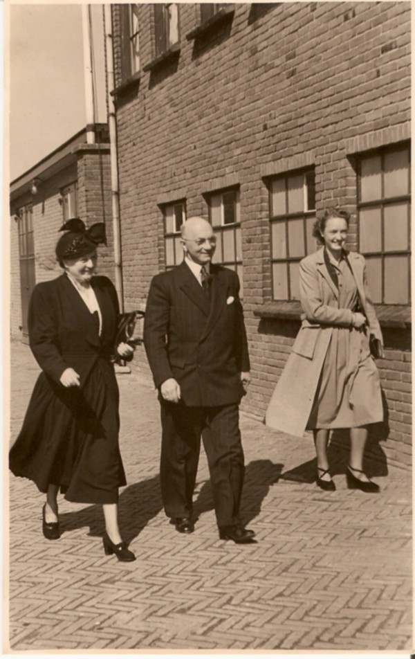 Jacomina Groeneveld en Ari Willem Ros met dochter.