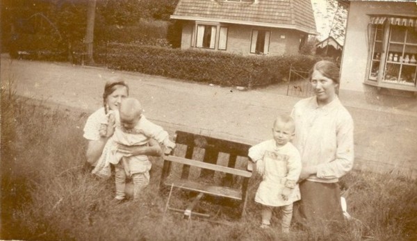Catharina Afina Veenstra,  Leffort Siebe Roskamp, Jan Arnold Roskamp en Hilda Kuizinga