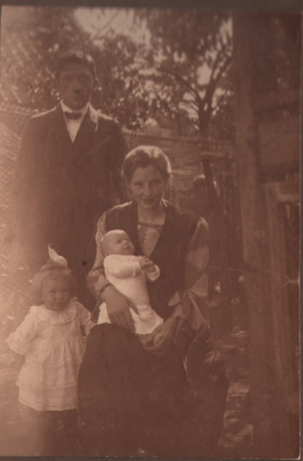 Hendrikus Johannes Giele en Elisabeth Maria Schouten met kinderen