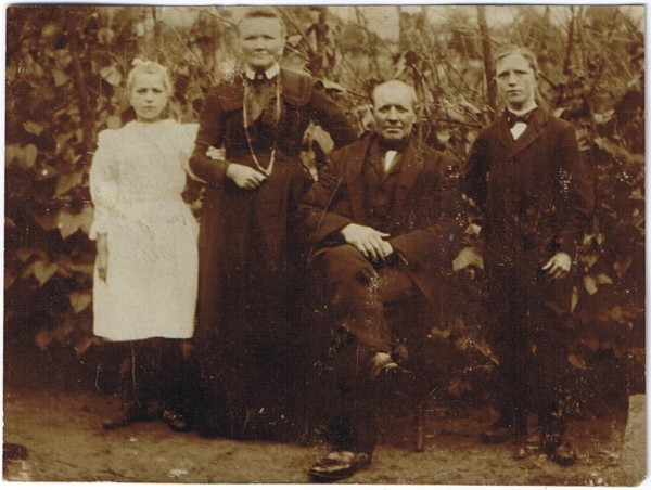 Gijsbertje Bouw en Matthijs Ravenhorst met kinderen Agnes en Louis Ravenhorst.