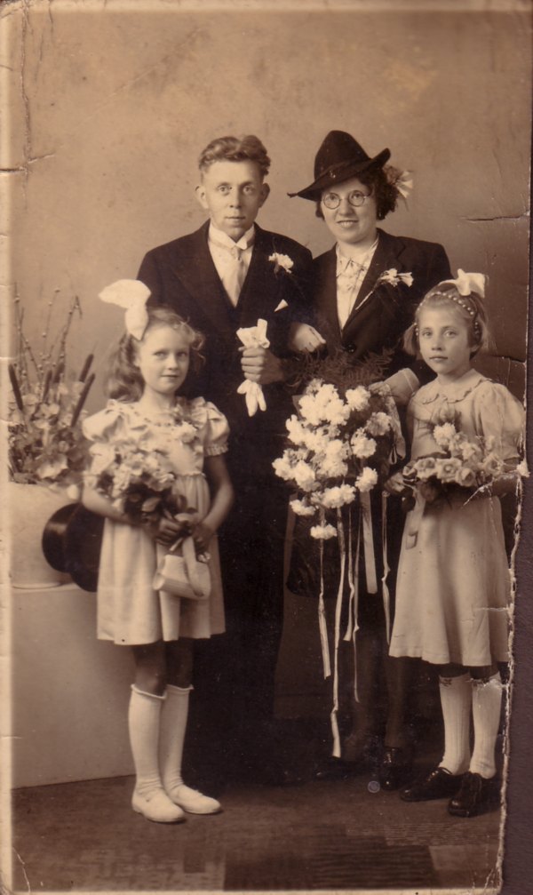 Willem de Ruiter en Sipkje Oosting trouwfoto met bruidsmeisjes Nollie ? en Beppie Kuijper