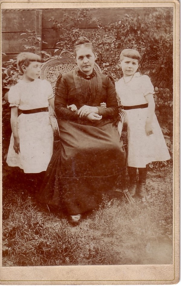 Johanna Maria Gijsberta Bell met dochters
