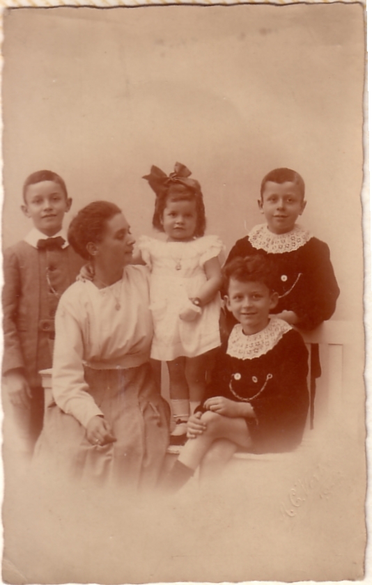Adirana Johanna Maria van Dijk met kinderen