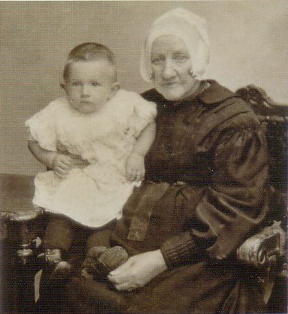 Gerritje Hagen met haar kleindochter Anna Riggeling
