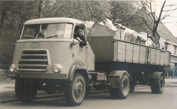 Gerrit Luijer als vrachtwagenchauffeur bij gemeente Hilversum
