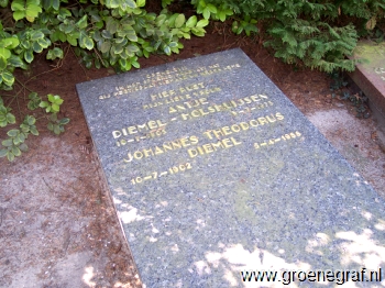 Grafmonument grafsteen Johannes Theodorus  Diemel