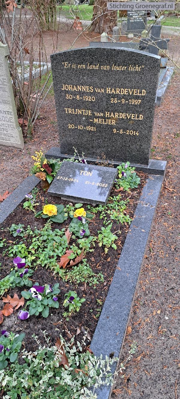 Grafmonument grafsteen Johannes van Hardeveld