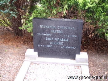 Grafmonument grafsteen Wijnanda Christina  Klokke